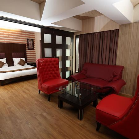 Quaint Suites Hotel & Banquet Мумбаи Экстерьер фото