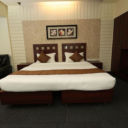 Quaint Suites Hotel & Banquet Мумбаи Экстерьер фото