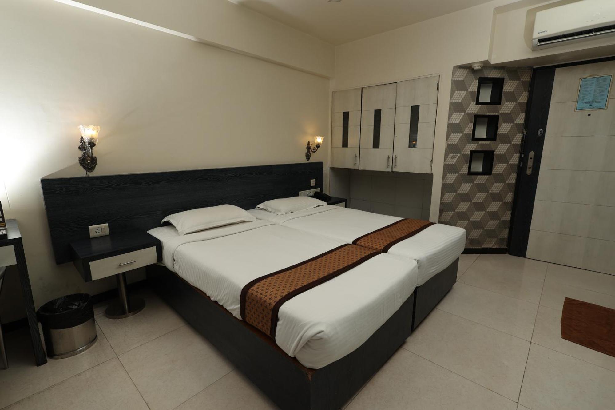 Quaint Suites Hotel & Banquet Мумбаи Экстерьер фото