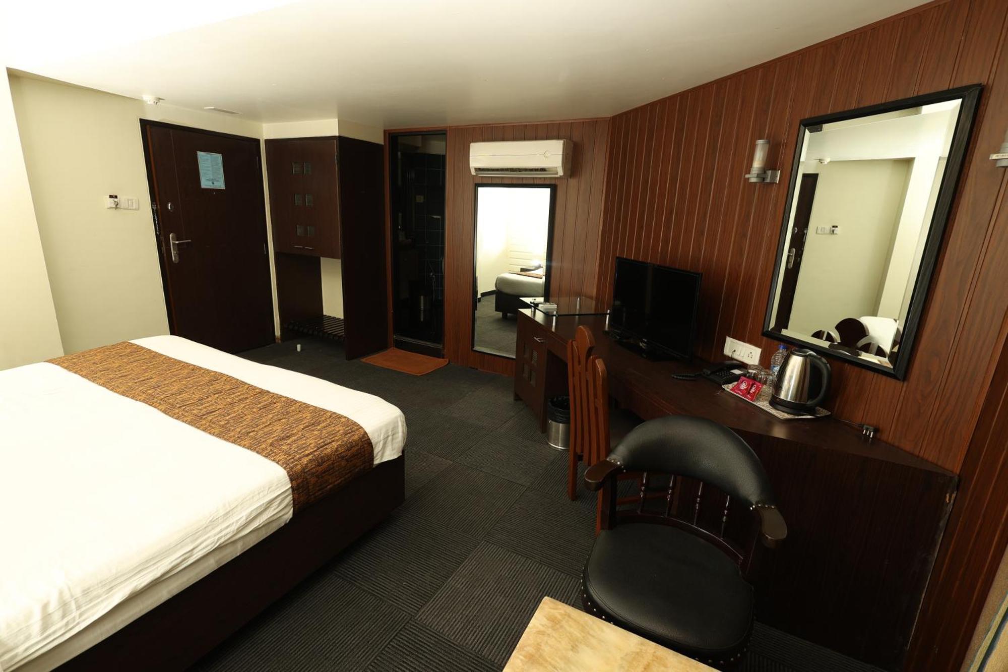 Quaint Suites Hotel & Banquet Мумбаи Экстерьер фото