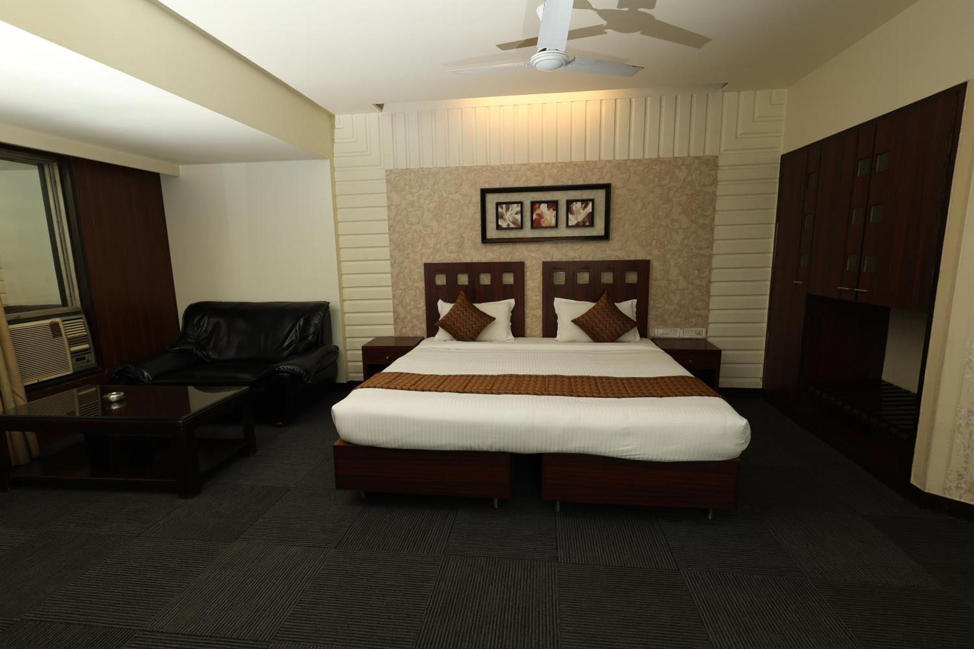 Quaint Suites Hotel & Banquet Мумбаи Экстерьер фото