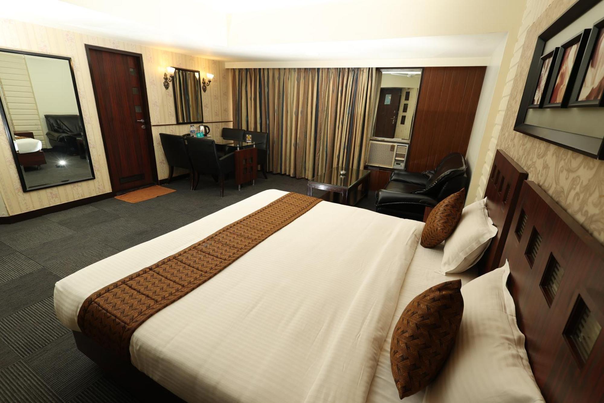 Quaint Suites Hotel & Banquet Мумбаи Экстерьер фото