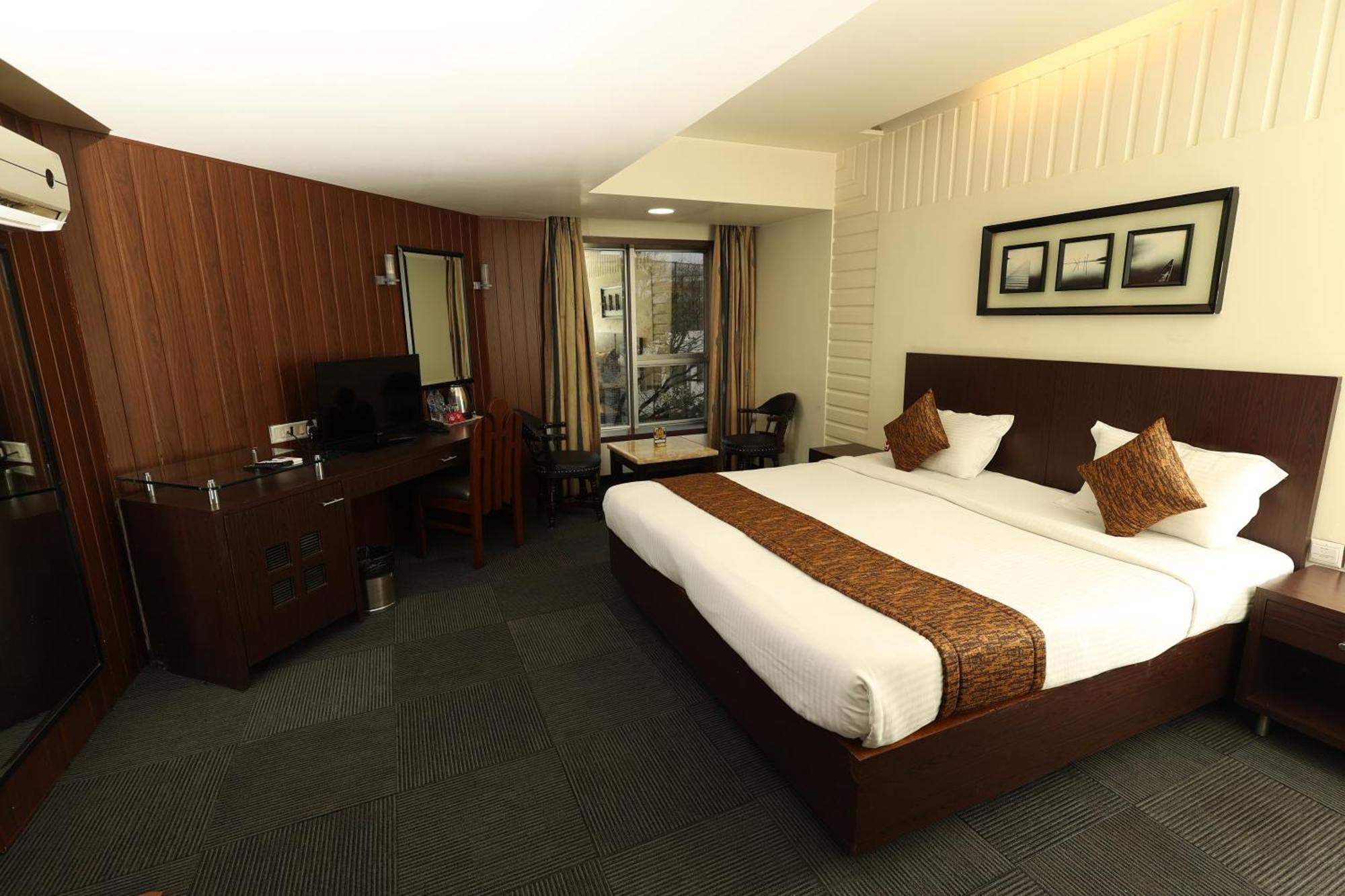 Quaint Suites Hotel & Banquet Мумбаи Экстерьер фото