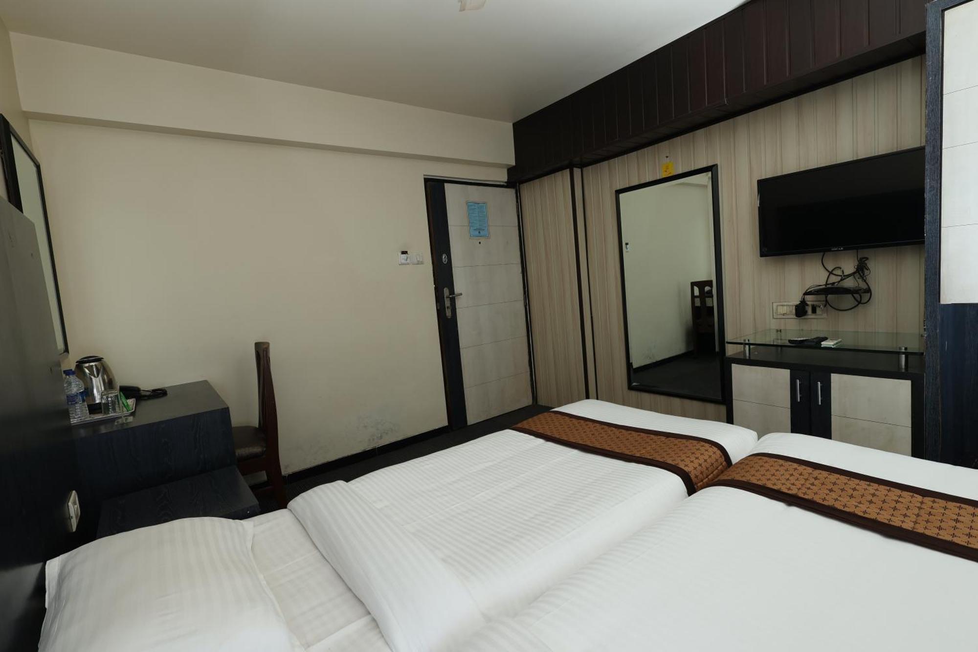 Quaint Suites Hotel & Banquet Мумбаи Экстерьер фото