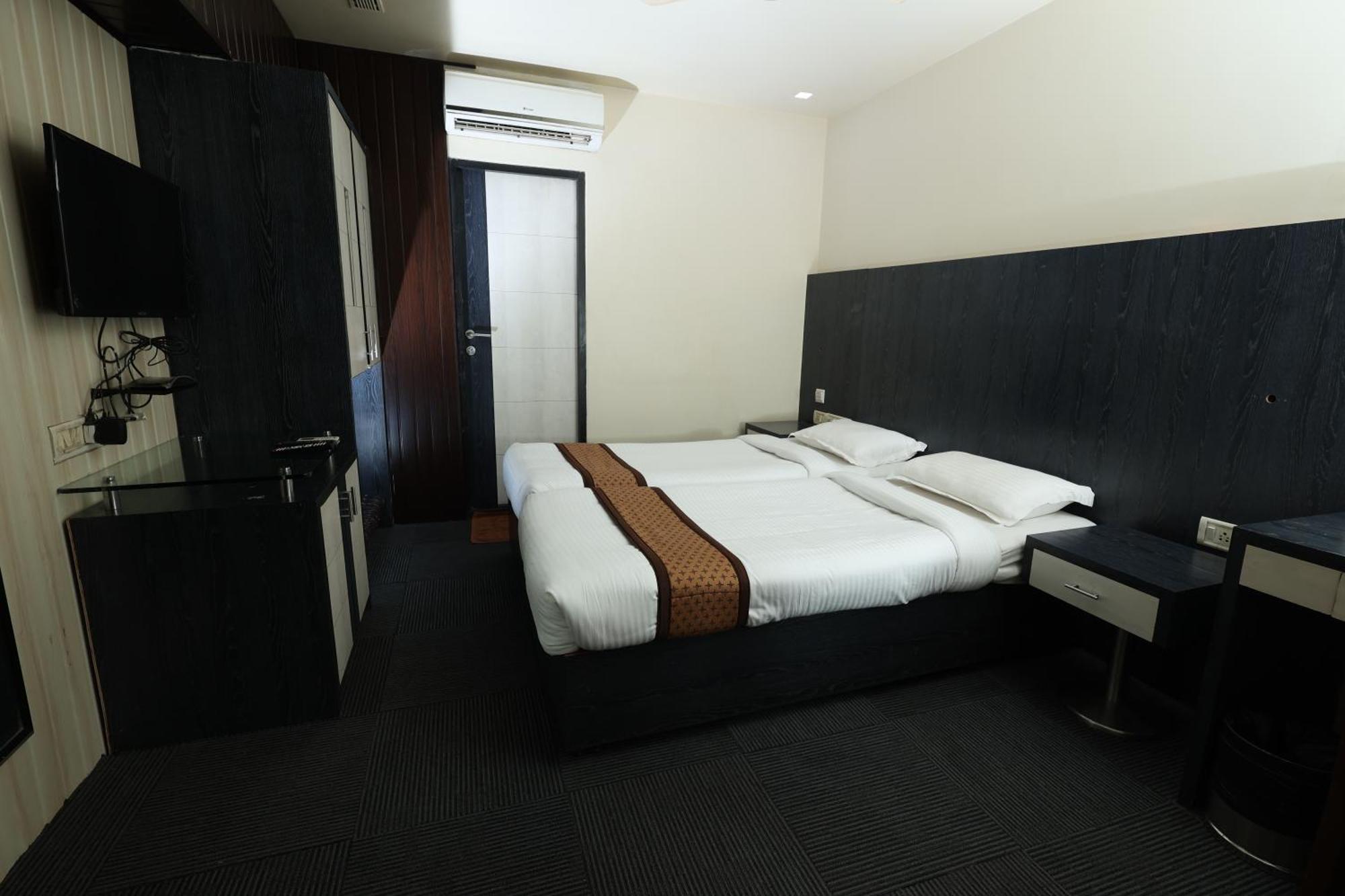 Quaint Suites Hotel & Banquet Мумбаи Экстерьер фото