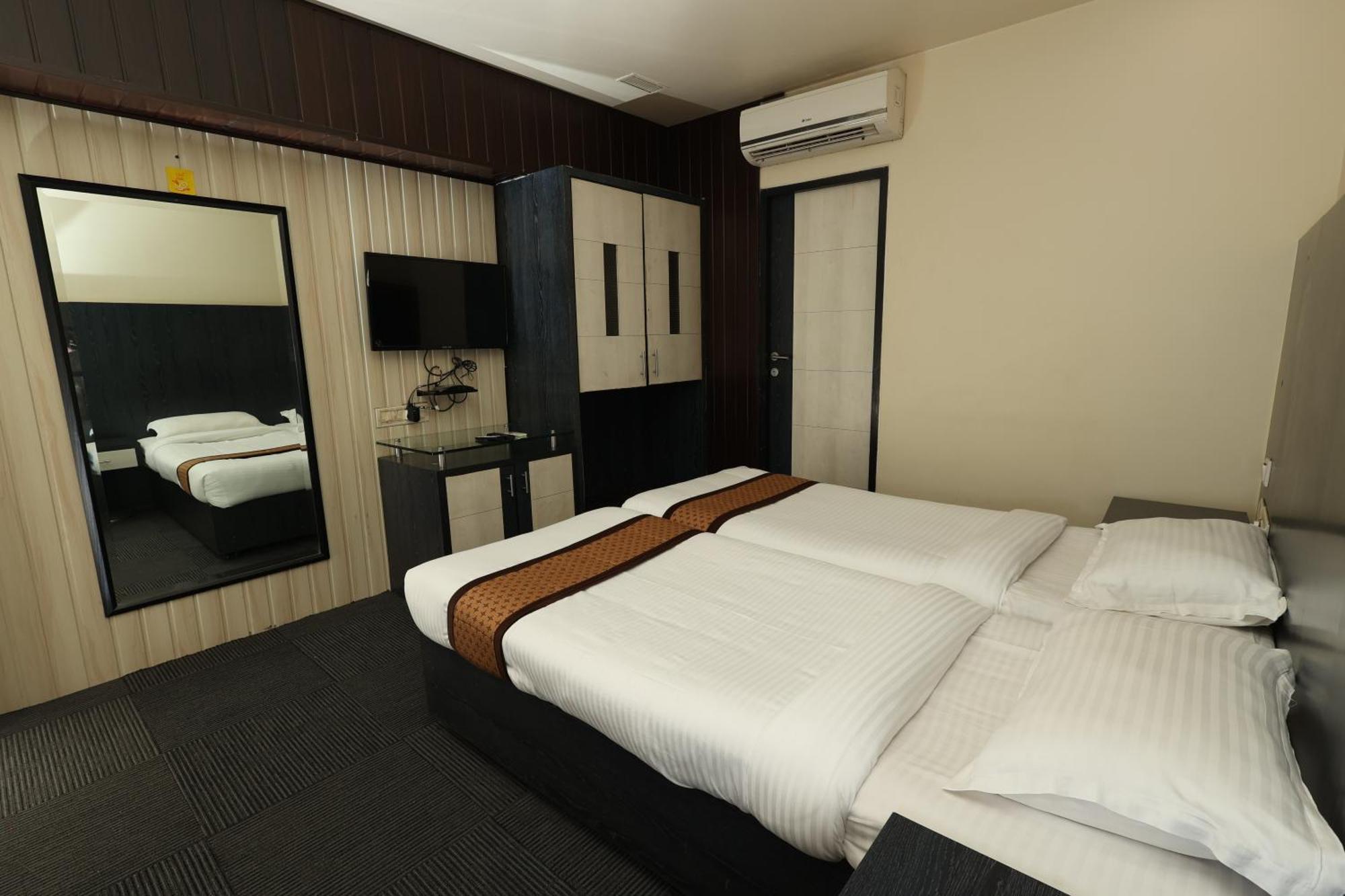 Quaint Suites Hotel & Banquet Мумбаи Экстерьер фото