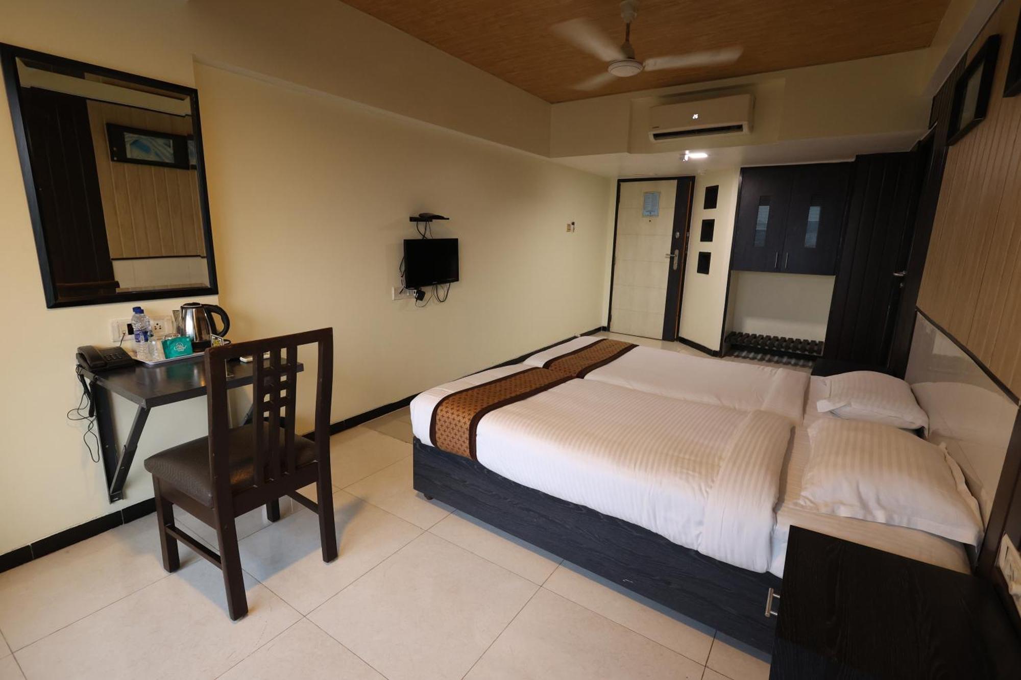 Quaint Suites Hotel & Banquet Мумбаи Экстерьер фото