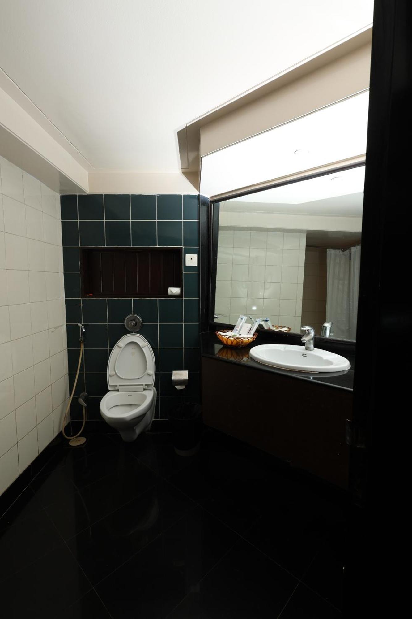 Quaint Suites Hotel & Banquet Мумбаи Экстерьер фото